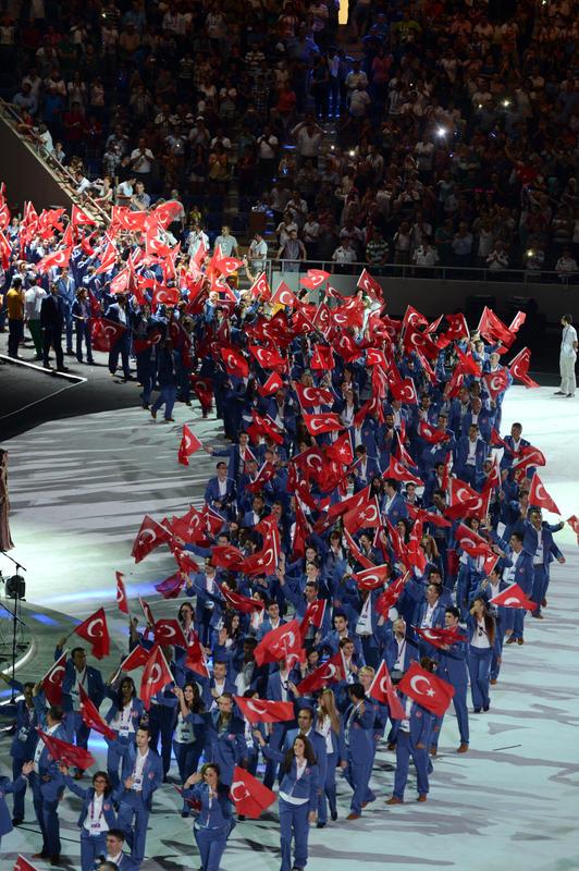 17. Akdeniz Oyunlar'nn al Mersin Stadyumunda gerekletirildi. Gei treninde yryen Trk sporcular seyircilerden byk alk ald.