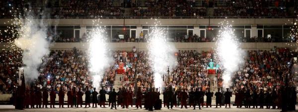 Mersin Stad'nda yaplan alta, Piri Reis'in haritasnn tm saha zeminini kaplamasyla gsteriler balad. Daha sonra sahaya getirilen gemi haritann zerinde dolat.