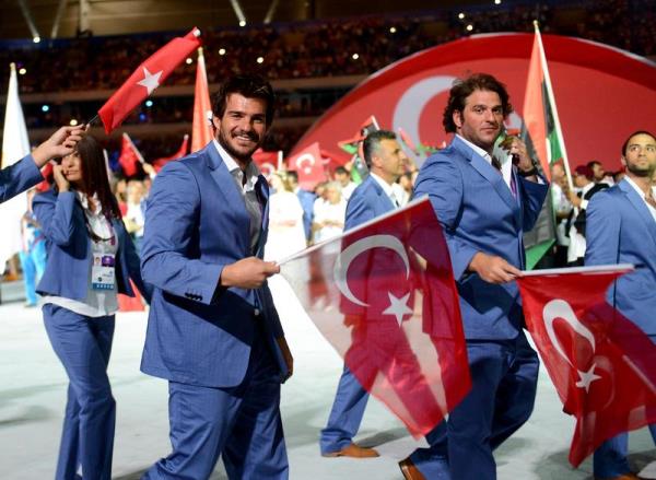 Bayraklarn statta yerini almasnn ardndan oyunlara katlan lkelerin geit treni dzenlendi. Trkiye'nin ismi anons edildiinde stata bulunan seyirciler byk coku yaad. Trk bayran milli grei Rza Kayaalp tarken dier sporcularda ellerinde Trk bayraklaryla Rza'nn arkasnda yrdler. Sporcularn statta yerlerini almasnn ardndan stiklal Mar okundu