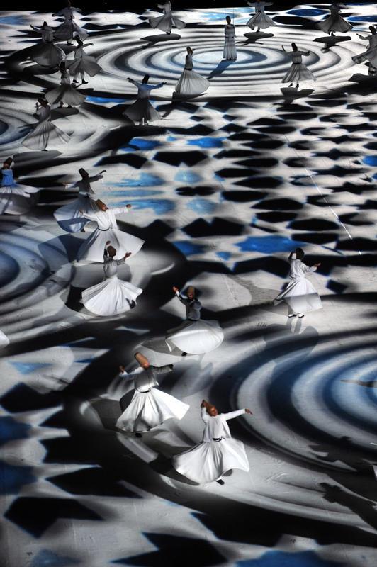 17. Akdeniz Oyunlar Mersin Stadyumundaki alnda semazen gsterileri sunuldu.