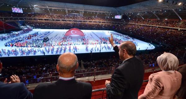 Babakan Recep Tayyip Erdoan ve ei Emine Erdoan, Mersin'de gerekletirilen 17. Akdeniz Oyunlar al trenine katld.