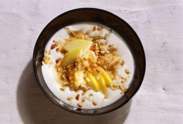 200 gram kadar yasz yourdun iinde 1-2 kak yulaf koyup kartrrsanz, bu sizi 1 saat boyunca tok tutmaya yetecektir.