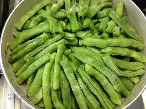 Albmin itah kapatr. Bir porsiyon yeil fasulyeyi 20 dakika suda halayp sirke, karabiber ve biraz tuzla tatlandrn. sterseniz yasz krema da katabilirsiniz.