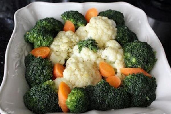 Karnabahar ve brokoliyi hafife halayp yourtla tatlandrn. Bu karm lif asndan zengin olduundan sizi uzun sre tok tutar.