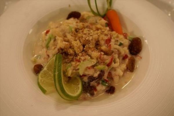 Krmz elmay ince dilimler halinde kesip 1 ay ka kylm ceviz ve yarm ay ka yonca balyla kartrn. Bu karmn ieriindeki deerli lifler hem doyurucu hem de barsaklar altrc etki gsterir.