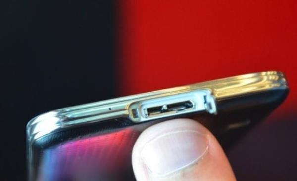 Buna ek olarak kullanclar, Samsung Galaxy S5 ile kalp ritimlerini lmleyebilecek.