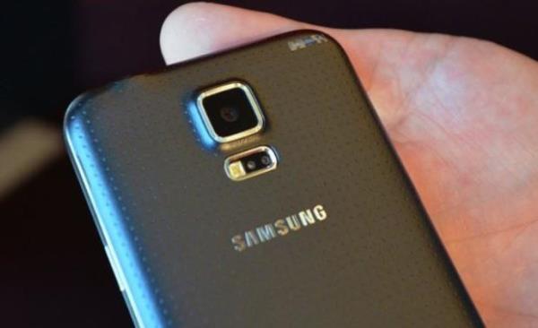 Samsungun yeni modeli, Android 4.4 iletim sistemiyle tketicilerin beenisini sunulurken, cihazda yer alan 16 megapiksellik kamera ile Ultra HD video ekimi yaplabiliyor.