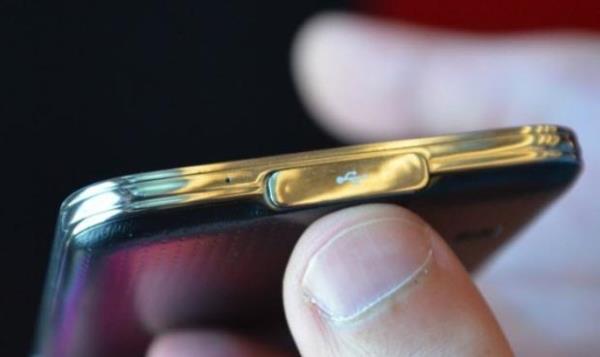 Samsungun yeni akll telefonu Applen piyasaya srd son akll telefonda yer alan parmak izi okuma zelliini bulunduruyor. Cihazn dikkat eken dier zellikleri arasndaysa su ve toz geirmemesi yer alyor.