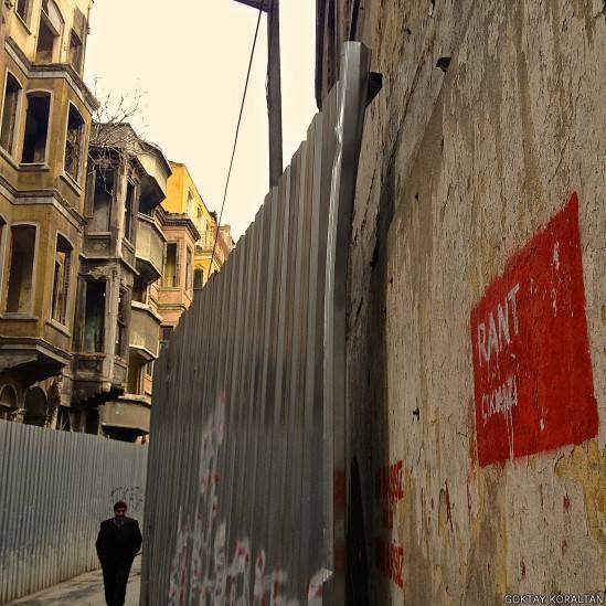 Kentsel dnm projesinin devam ettii Tarlaba'nda bir duvar yazs. stanbullularn bazlar kentin dnmnden duyduklar rahatszl dile getiriyor.