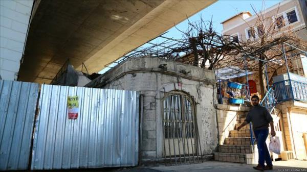 Hali metro gei kprsnn Karaky, Perembe pazar tarafndan bir fotoraf. Kprnn altnda sarn, antiye girii ve bir kafe bir arada.