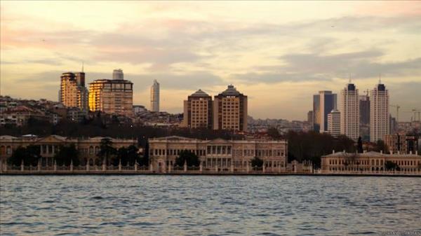 Dolmabahe Saray'nn arkasnda ykselen bu binalar 1856 ylnda tamamlanan saray neredeyse "grnmez" hale getiriyor.