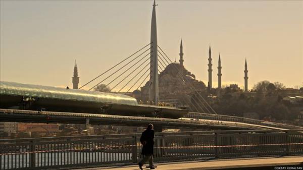 Hali metro gei kprsnn Unkapan Kprs zerinden grnm. Arkadaki, Mimar Sinan'n byk eseri Sleymaniye Camii.
