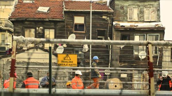 Hali metro gei kprsnn gzergah tarihi Sleymaniye semtinden geiyor. Kpr iin almalar yrtlrken, yan bandaki eski ahap binalar korunmay bekliyor.