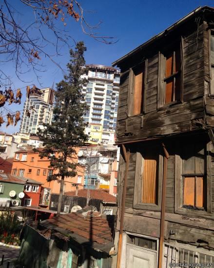 Dolmabahe Saray'nn arkasna ina edilen binalardan birinin mahalle iinden grnts.