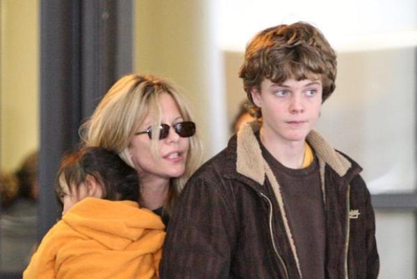 Meg Ryan, z olu ve evlat edindii inli kzyla birlikte yayor.