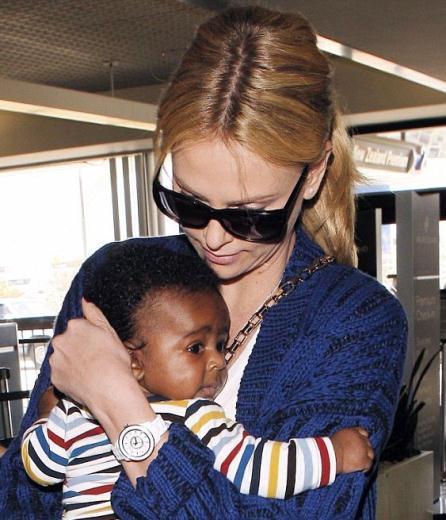 u sralarda Sean Penn ile birlikte olan nl yldz Charlize Theron, bundan iki yl nce siyahi bir bebei evlat edinmi ve olu Jackson ile kameralara poz vermiti.