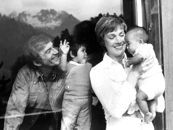 Julie Andrews ve ei, 1970lerde iki kz ocuu evlat edinmilerdi.