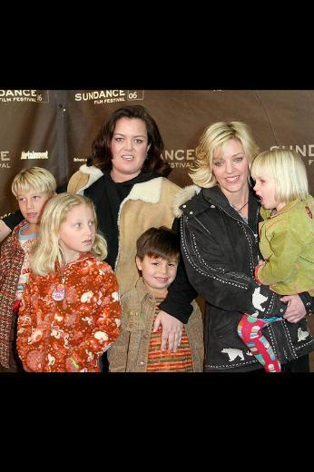 Rosie ODonnell ve Kelli Carpenter  ocuk evlat edindi.