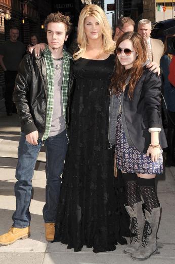 Kirstie Alley de eski eiyle birlikte iki ocuu evlat edinmiti.