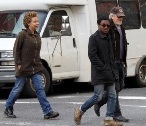 nl ynetmen Steven Spielbergn kars Kate Capshaw ile birlikte evlat edindii iki olu var. ift, evlatlk oullaryla birlikte toplam yedi ocua anne-babalk ediyor.