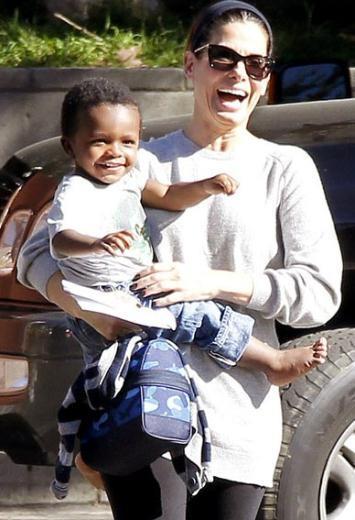 Einin ihanetine urayan Sandra Bullock, at boanma davasnn ardndan evlat edinmi ve zor gnlerini olu Louis ile atlatmt.