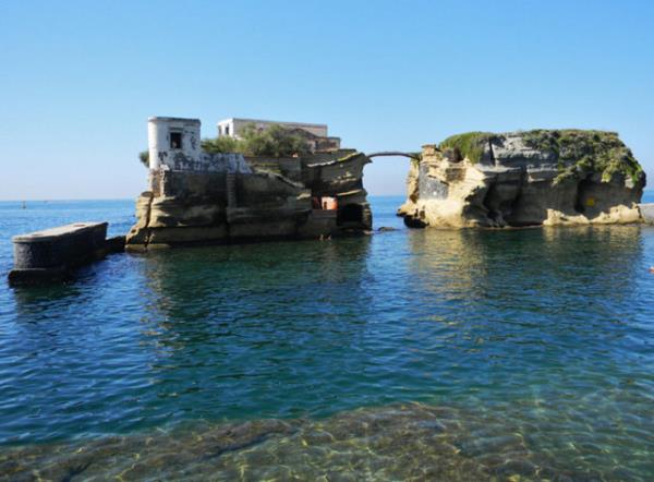 ldrd 2 kii ise adann karsnda kyda bulunan komulardr.Yllar boyu bu kt haberler turistlerin bu gzel adaya aknn durduramaz. Avrupa'nn en lanetli yerlerinden biri ve dnyann enleri arasnda kendine yer bulur.