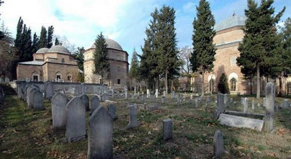 <p><b>SULTAN 1. MURAD</b></p>   Sultan I. Murad'n klliye ve trbesi ekirge semtinde. Mezarnn 2 yannda torunlar Sleyman elebi ile Musa elebi'nin mezarlar var. Olu Yakup elebi, Sleyman elebi'nin olu Orhan, Sultan II. Bayezid'n olu ehzade Mehmet'in mezar