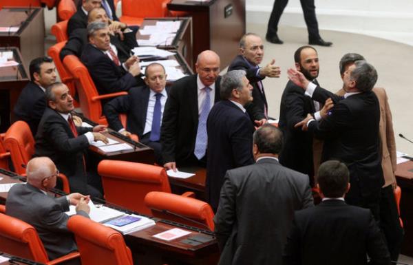 Sar, konumasn bitirdikten sonra yerine geerken, baz AK Parti milletvekilleri, Sar ve Sar'nn konumasna mdahale etmemekle eletirdikleri TBMM Bakanvekili Gldal Mumcu'ya tepki gsterdi.