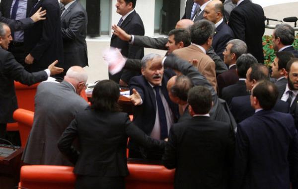 Mumcu, tartmalar nedeniyle birleime ara verdi.