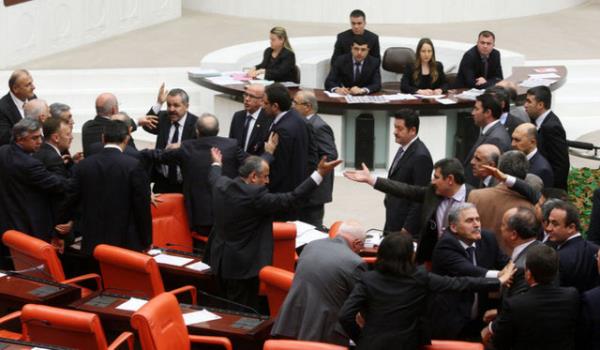 CHP'li Sar'nn konumasna tepki gsteren AK Parti milletvekilleri CHP sralarna yrd. AK Parti ve CHP milletvekilleri arasnda yaanan tartma, grup bakanvekillerinin araya girmeleriyle sona erdi.