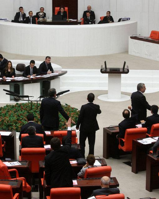 Sar, Babakan Erdoan ve olu Bilal Erdoan arasnda getii ne srlen ses kaytlarn eletirdii konumasnda, "Bu mecliste hrsz var diye barrken boa barmamz. Evet hrsz var" dedi.