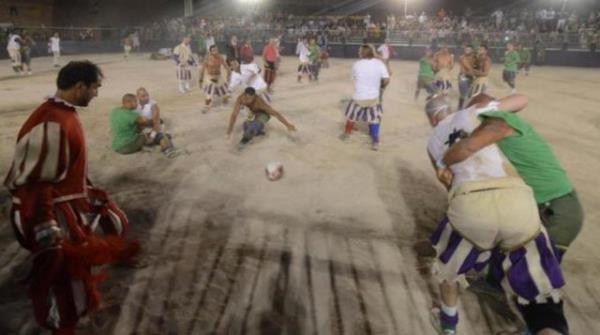 Her takmda tam 27 kii var ve arenada oynanyor.