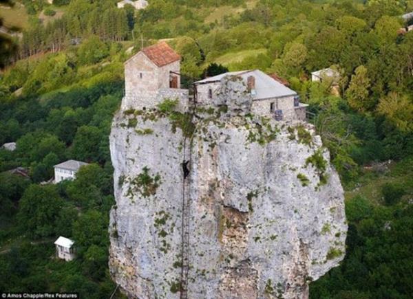 Buray sadece haftada 2 kez yiyecek almak iin terk eden rahip, yzlerce merdiven inip kyor...