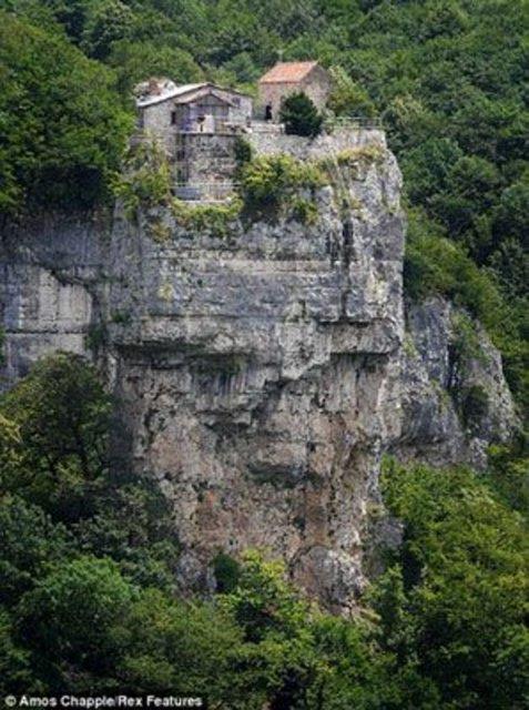 lk kez 1994 ylnda dac Maxime Qavtaradze tarafndan kefedilen kayaln zerinde bir kilise ve rahibin ina ettii bir ev bulunuyor...