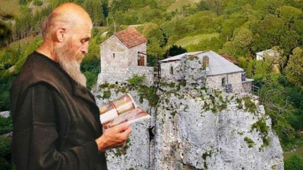 Grcistan'da yaayan 59 yandaki Maxime Qavtaradze, Tanr'ya yakn yaamak iin 40 metre ykseklikte bulunan kilise haline getirdii yerde yayor...