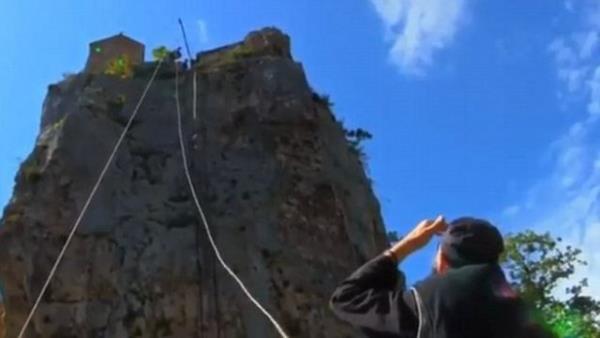 Rahibi ziyaret eden ve ayine katlan genler de burada huzuru bulduklarn sylyor.