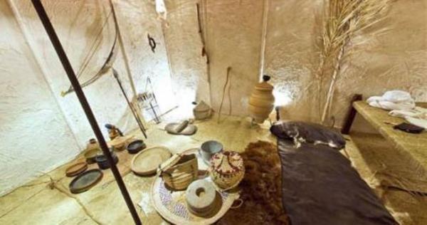 Ev, aa dallarndan yaplm hasr atnn altnda birka ka mutfak eyasn iinde barndran tek gz odadan oluuyor.