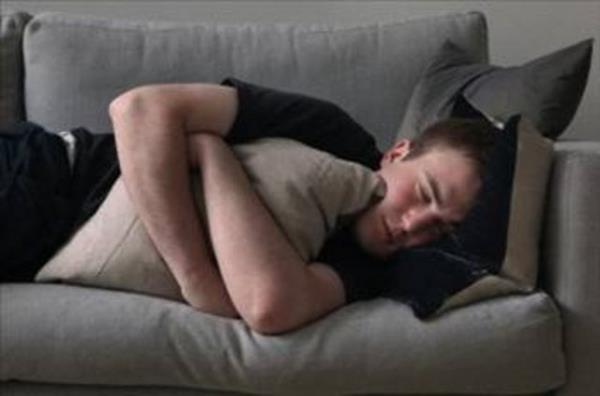 Dorak, vcudun hcre yenileyici ve baklk sistemi dzenleyici melatonin hormonunu gece karanlkta salgladn hatrlayp uyaryor: "Karanlkta uzun ve dzenli uyku bu salgy ve kansere bakl artryor. Krlerde kanser riski bu yzden az"