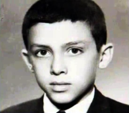 1965 ylnda ilkokulu Kasmpaa Piyalepaa lkokulu'nda, liseyi ise stanbul mam Hatip Lisesi'nde okudu ve 1973 ylnda mam Hatip'ten mezun oldu