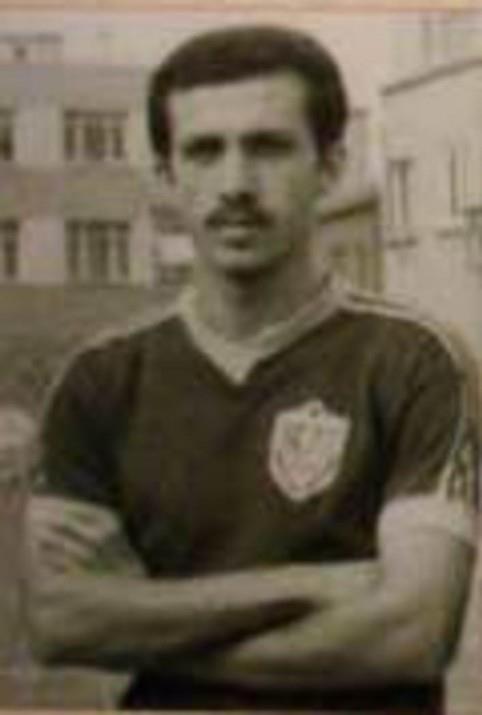 70'li yllarda futbol oynad. O yllarda her ailede olduu gibi Erdoan'n babas Ahmet Bey de bo bir megale grdnden olunun futbol oynamasna kardr.