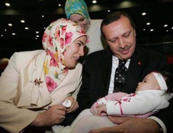 Ei Emine Erdoan?la 4 Temmuz 1978?de evlendi. Evliliklerinden 2 erkek, 2 kz olmak zere 4 ocuklar vardr.