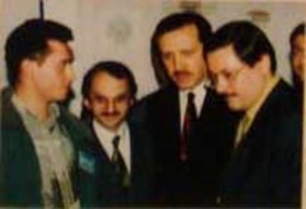1983 ylnda kurulan Refah Partisi ile fiil siyasete geri dnen Recep Tayyip Erdoan, 1984 ylnda Refah Partisi Beyolu le Bakan, 1985 ylnda ise Refah Partisi stanbul l Bakan ve Refah Partisi MKYK yesi oldu.