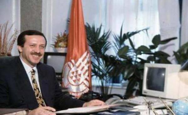 Babakan Erdoan'n stanbul'da Belediye bakanl yapt yllardan bir fotoraf..