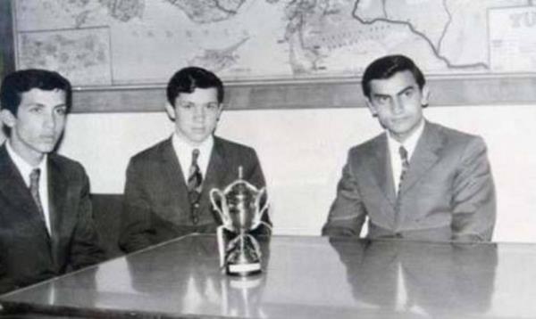 Lakin bu sefer de ETT'den transfer teklifi gelir. Baba Ahmet Bey'den Tayyip Erdoan' bizzat ETT Teknik Direktr Mehmet Ali Grses ister. Ahmet Bey'in cevab yine ksa olur: