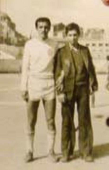 O dnemde babasndan fra yememek iin, top oynad ayakkablar eve getirmez, kmrlkte saklar. Sakatland zamanlarda bile evde diini skar, acsn babasna hissettirmez. Futbol oynadn babasnn renmemesi iin kinci Lig takmlarndan Kasmpaaspor'un teklifini bile geri evirir.