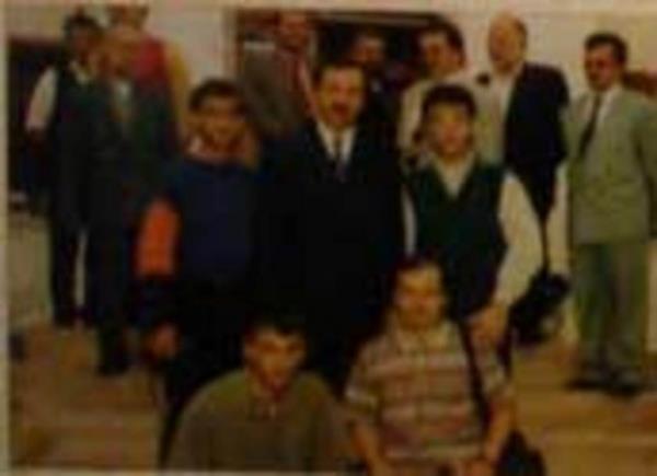 Erdoan, gelecekte ayn kaderi paylaaca, hatta bir ksm bugn AKP'li milletvekilleri arasndaki yerini alan pek ok isimle de ayn yllarda tant