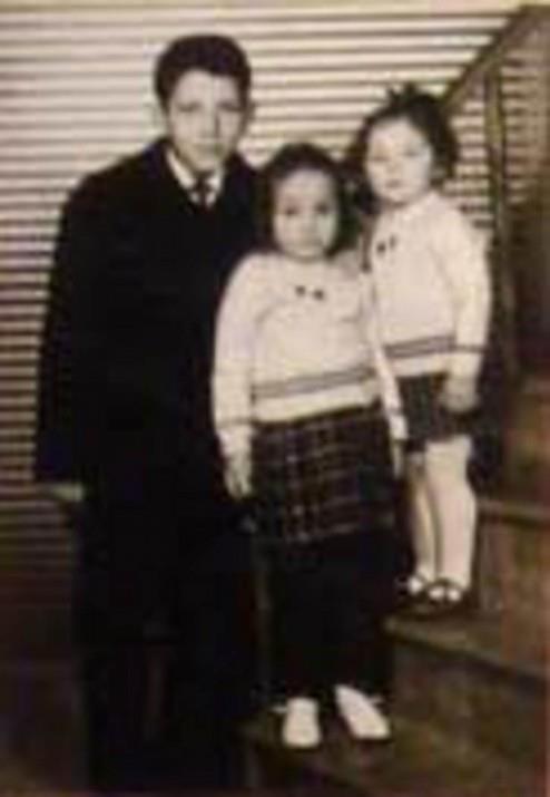 Babasnn Sahil Gvenlik Tekilat'nda grevli olmasndan tr ocukluu Rize'de geti.