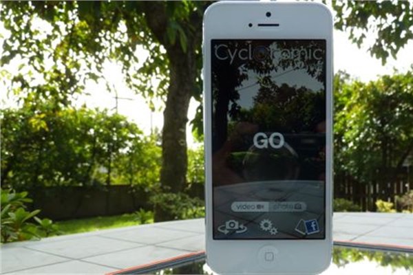 <p><b>Cycloramic</b></p>  iPhone iin gelitirilen uygulama, telefonun titreim zelliini kullanarak kendi ekseni etrafnda dnmesini salyor ve bu esnada 360 derecelik video ekimi yapyor.
