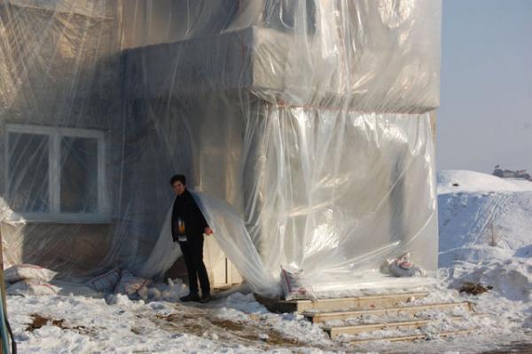 iddetli souklara kar nlem iin nce internetten aratrma yaptn syleyen 45 yandaki be ocuk babas Hseyin Arme, zm ailece oturduklar binay naylonla kaplamakta buldu.