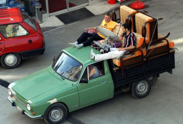 Samsun'da komyonet ile yeni aldklar koltuk takmn tayan kiiler kamyonette koltuk takmna oturarak gitmeyi tercih ettiler